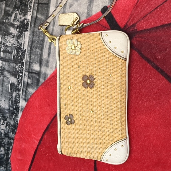 Coach straw flower wristlet - Picture 4 of 16